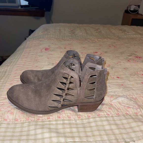 💫💫Adorable & comfy EUC Suede Booties💫💫 - Picture 3 of 6